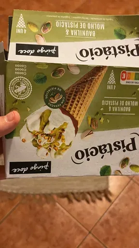 Gelado de Baunilha e Gelado de Pistácio com Molho de Pistácio em Cone de Biscoito
